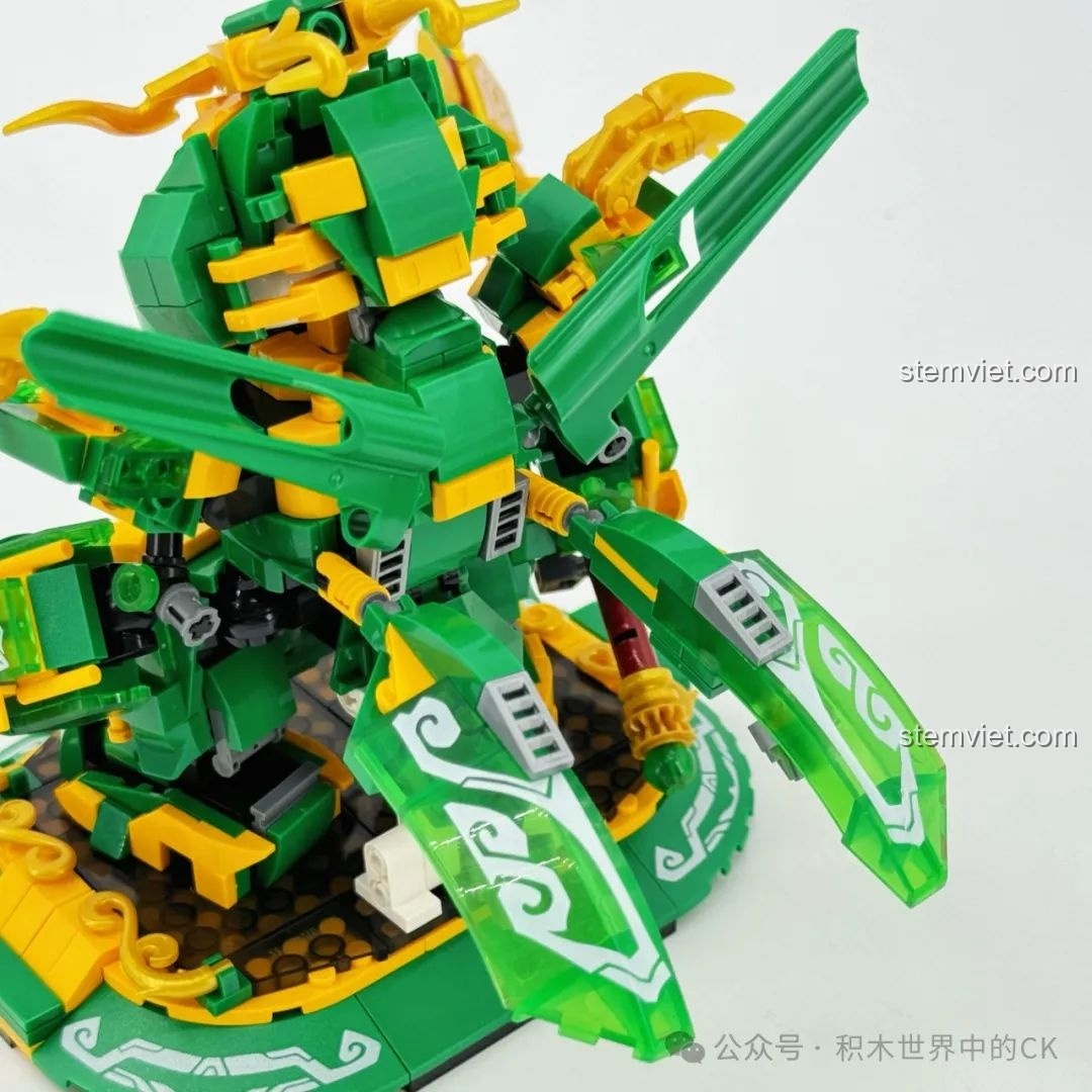 Mô hình Người Máy Gấu Trúc Anh Hùng Quan Vũ Zhe Gao 662026 trên nền đen, làm nổi bật màu sắc và chi tiết.