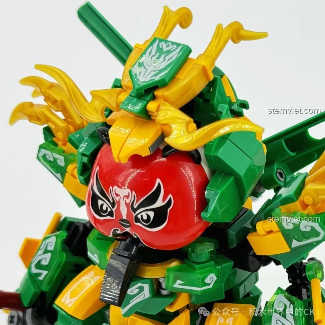 Mô hình Người Máy Gấu Trúc Anh Hùng Triệu Vân Zhe Gao 662027 trên nền đen, làm nổi bật màu sắc và chi tiết.