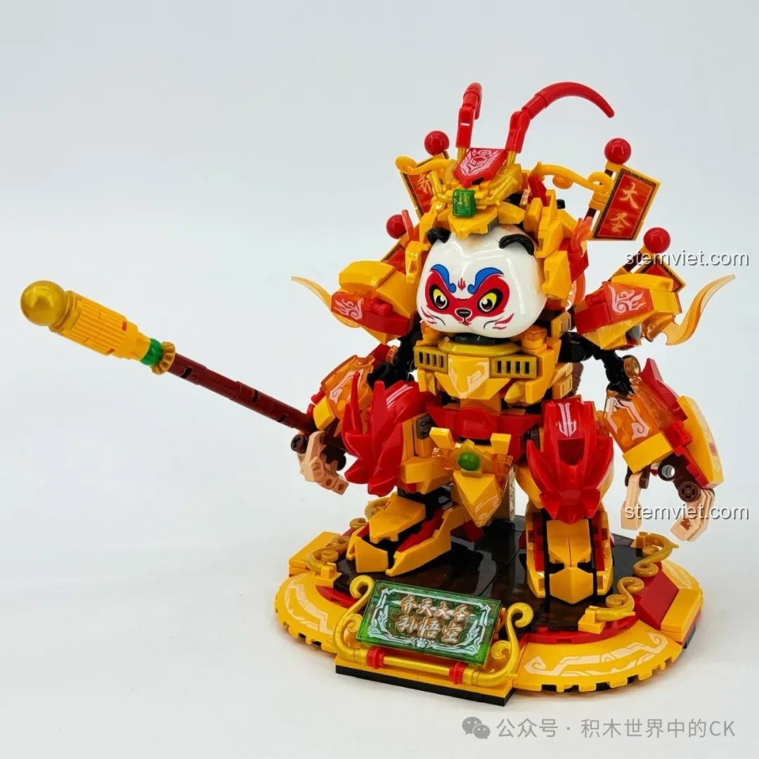 Mô hình Người Máy Gấu Trúc Anh Hùng Tôn Ngộ Không Zhe Gao 662028 đã hoàn thành, đứng trên đế trưng bày với Kim Cô Bổng.