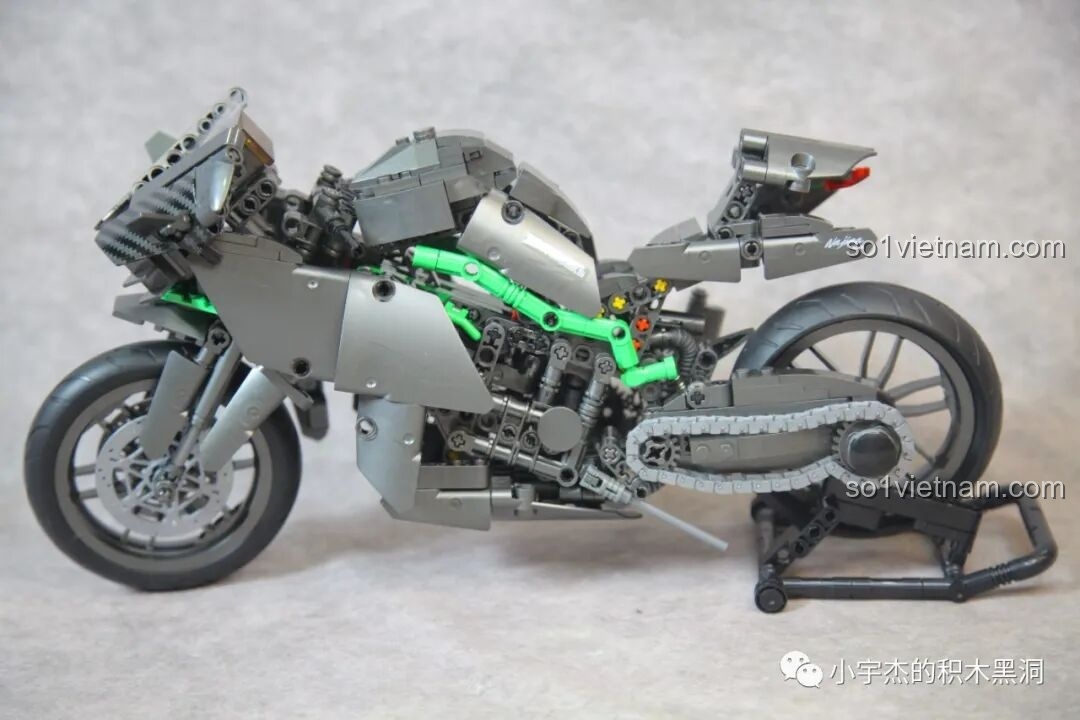 Mô hình ZHEGAO QJ5183 Xe mô tô Kawasaki Ninja H2R đã hoàn thiện và được đặt trên giá đỡ chuyên dụng đi kèm trong bộ.