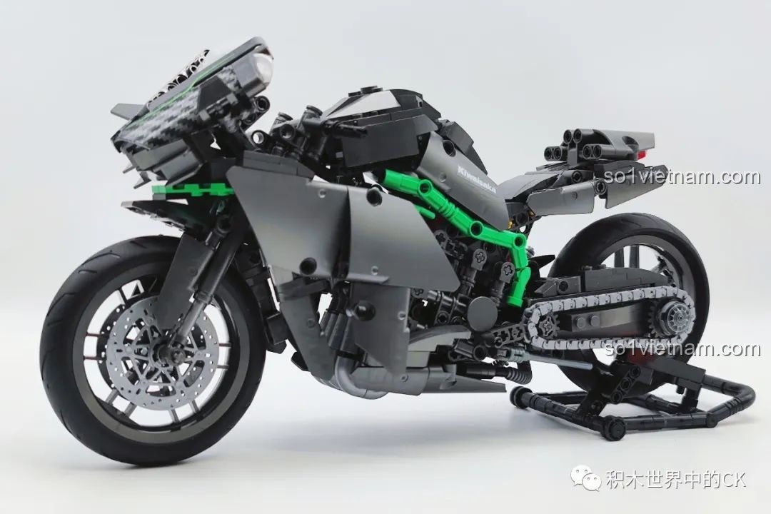 Mô hình ZHEGAO QJ5183 sau khi hoàn thiện phần khung và động cơ, trước khi lắp vỏ ngoài.