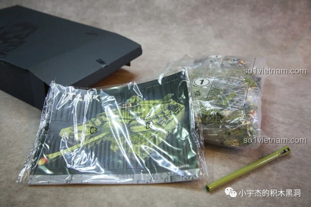 Mở hộp A của bộ Panlos Brick 628010, bên trong có sách hướng dẫn, nòng pháo và các túi gạch bước 1.