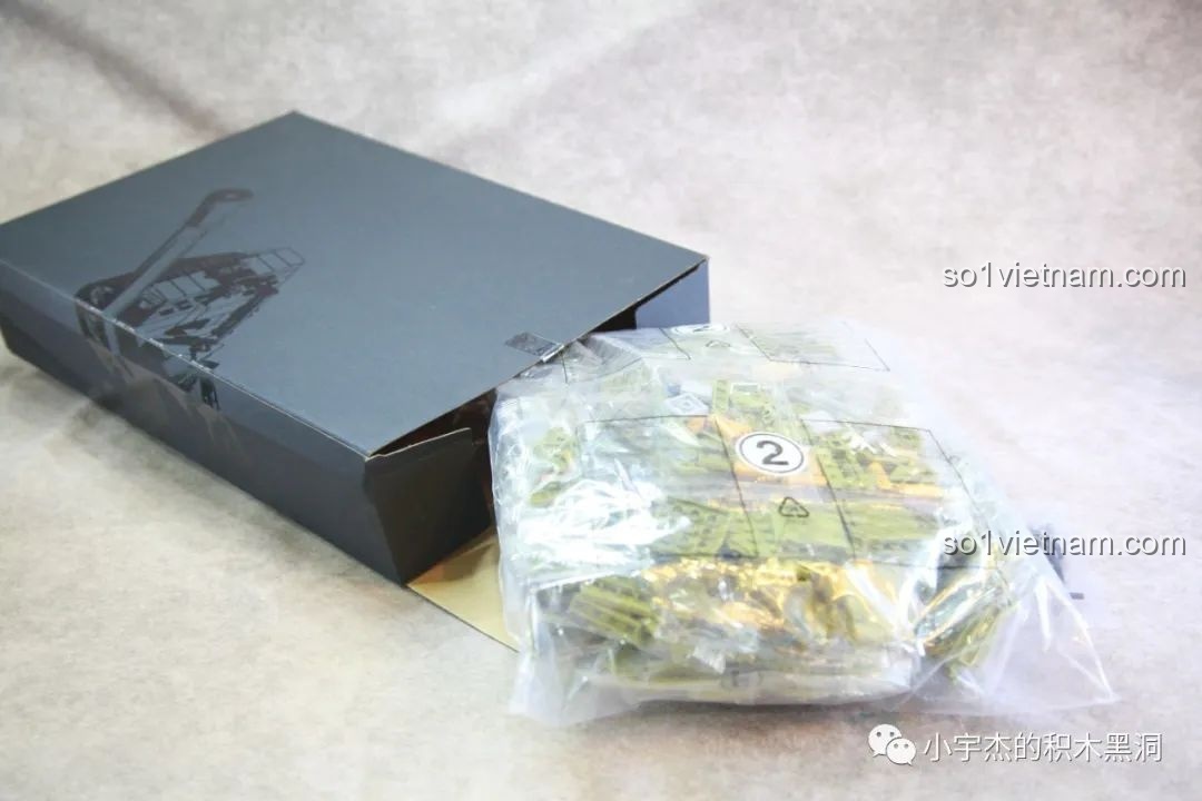 Mở hộp B của bộ Panlos Brick 628010, chứa các túi gạch cho giai đoạn hoàn thiện.