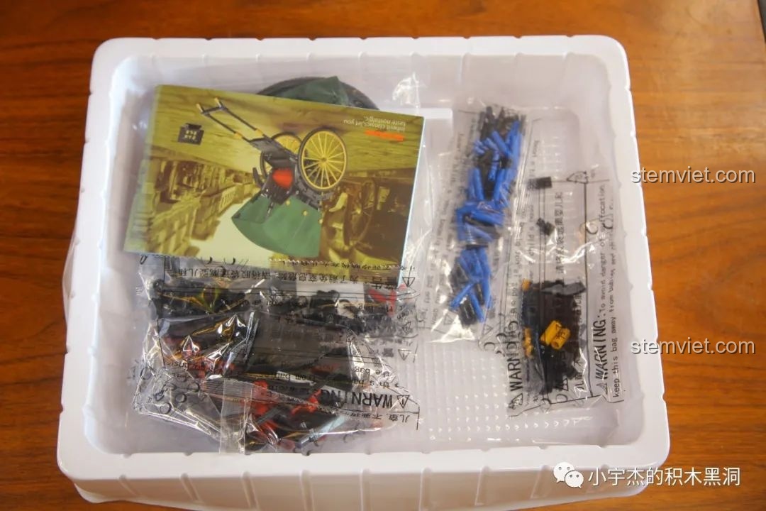 Bên trong hộp bộ xếp hình Rickshaw Thượng Hải cho bé từ 6 tuổi, các chi tiết được đặt trong khay nhựa.