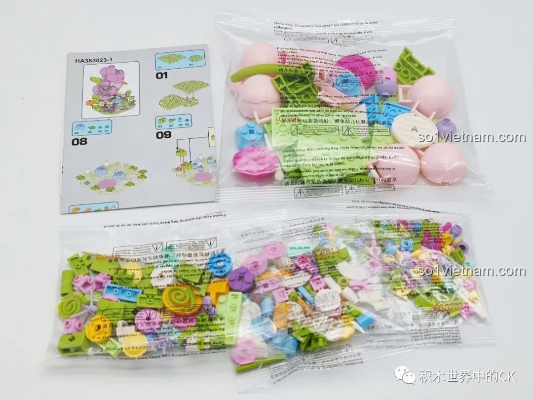 Các chi tiết lắp ráp và sách hướng dẫn của bộ hoa Khu Rừng Kẹo Bông Gòn, với tông màu hồng chủ đạo.