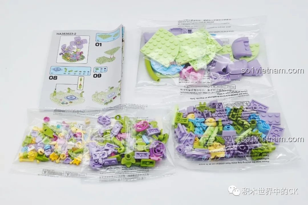 Các chi tiết lắp ráp và sách hướng dẫn của bộ hoa Khu Vui Chơi Đá Quý, với tông màu tím chủ đạo.