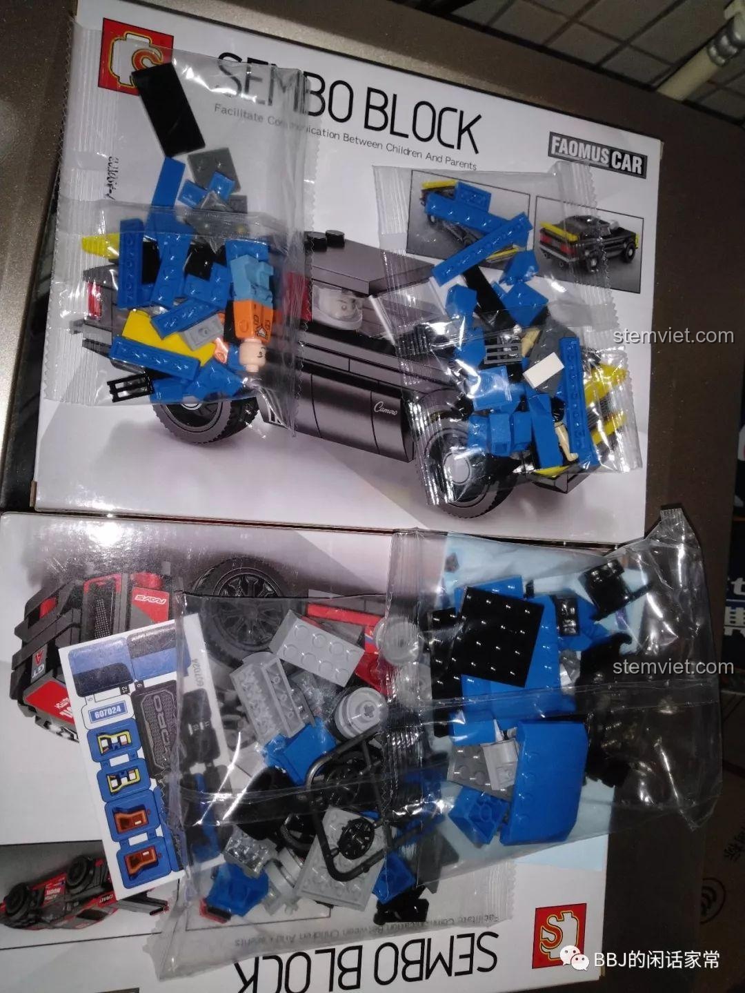 Các túi nhựa chứa mảnh ghép màu xanh và đen của bộ SEMBO 607024 Ford F-150 cùng tờ sticker đi kèm.