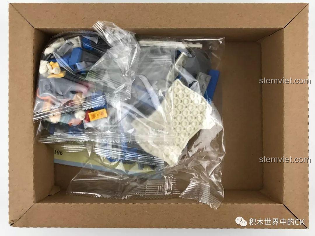 Bên trong hộp bộ lắp ghép Xe cứu hộ trên tuyết 9513 là các túi chi tiết được niêm phong cẩn thận.