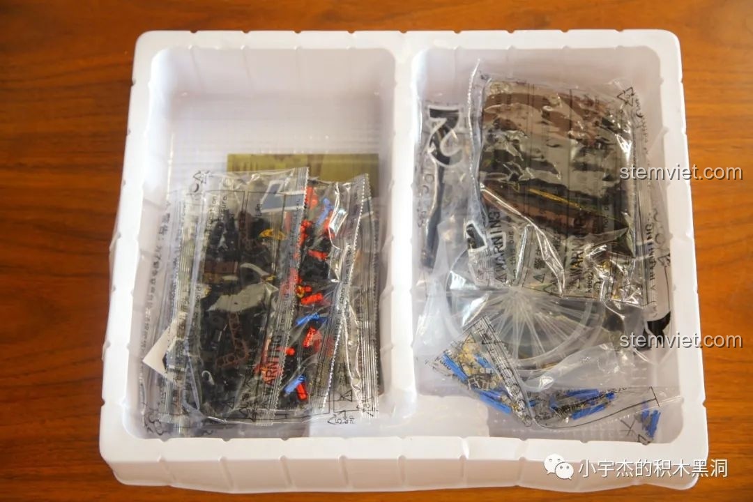 Bên trong hộp đồ chơi lắp ghép Xe đạp kéo chở người AchKo 50015, các chi tiết được đóng gói cẩn thận.