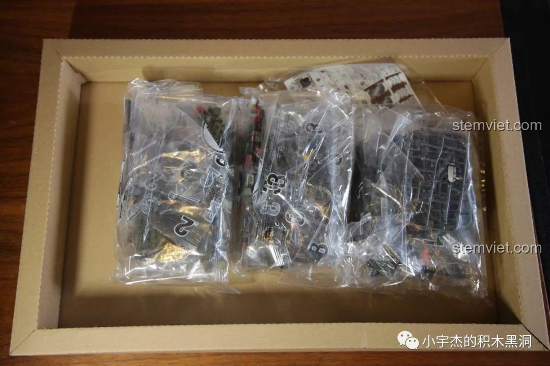 Bên trong hộp bộ lắp ráp 101391 là các túi chi tiết được đóng gói cẩn thận, sẵn sàng cho việc lắp ráp.