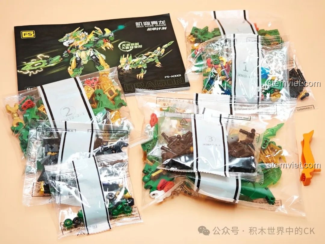 Bên trong hộp bộ lắp ráp F5 A0001 Robot Mecha Biến Hình Thanh Long gồm các túi chi tiết và sách hướng dẫn lắp ráp.