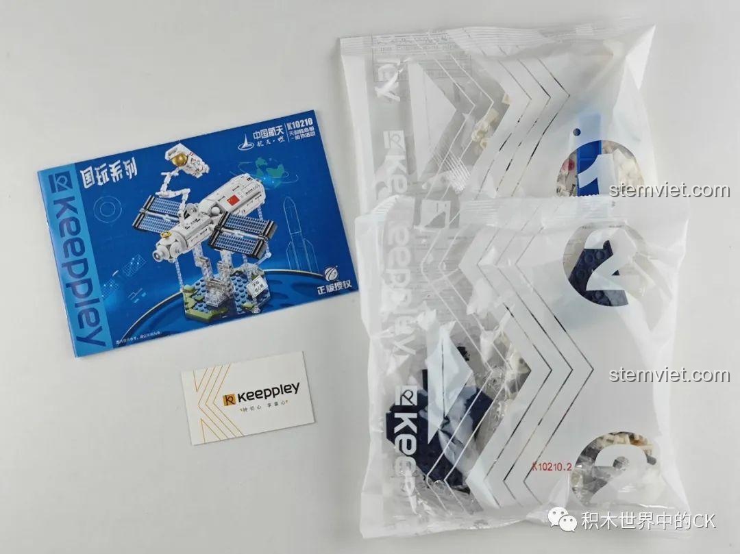 Các túi mảnh ghép được đánh số và sách hướng dẫn của bộ lắp ráp Keeppley K10210 Trạm Vũ Trụ Thiên Hòa.