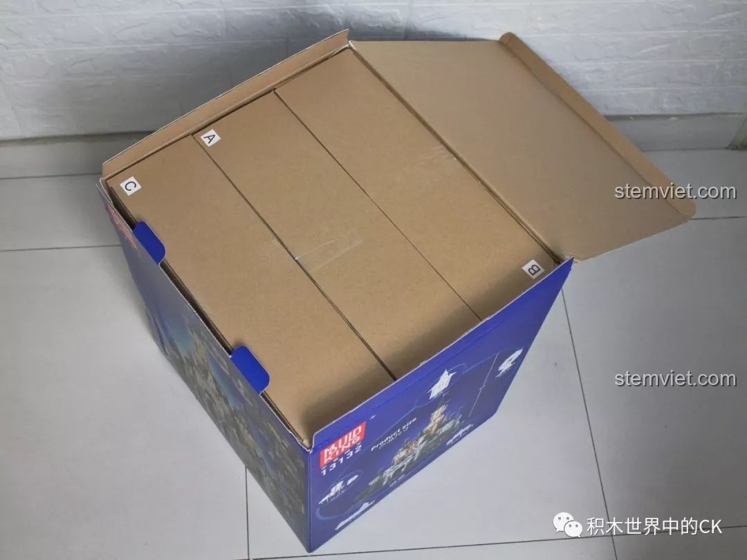 Mở hộp đồ chơi xây dựng Mould King 13132, bên trong có các hộp nhỏ được phân loại cẩn thận để dễ dàng lắp ráp.