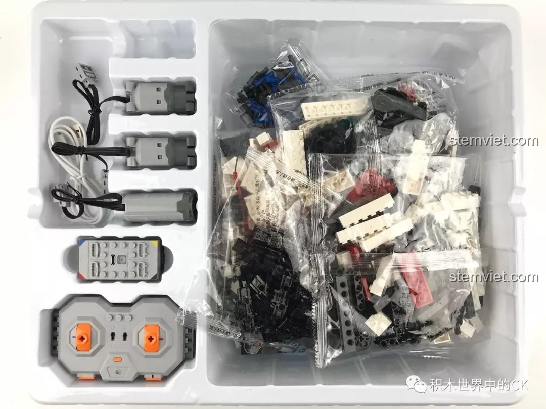 Bên trong hộp đồ chơi xây dựng Robot điều khiển từ xa KAKA CaDA với các chi tiết và bộ phận điện tử được sắp xếp gọn gàng.