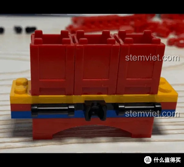 Mở hộp bộ lắp ráp Sembo 201020 Cổng Chào Tết Nguyên Đán, cho thấy các túi chi tiết và sách hướng dẫn.