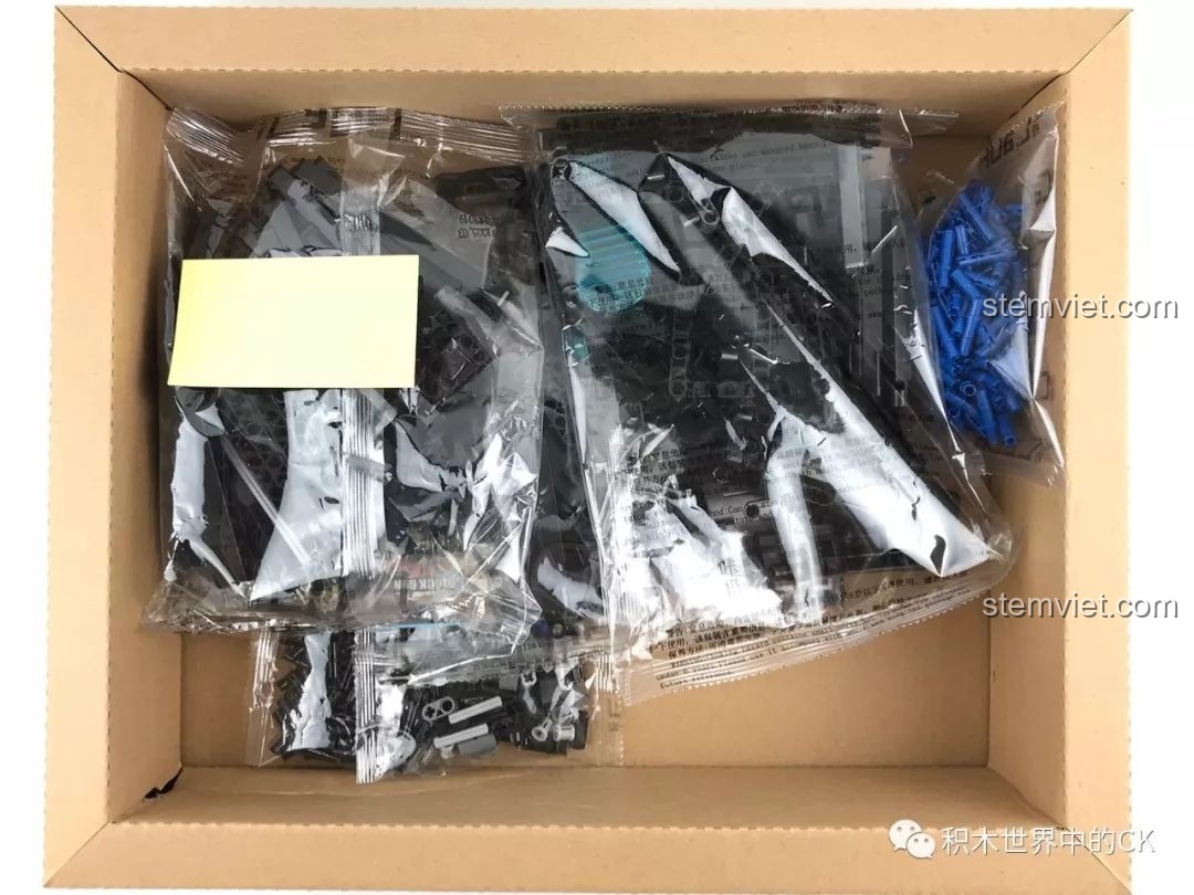 Bên trong hộp đồ chơi lắp ghép Mô hình Súng M4A1 C81005 với các túi chi tiết được sắp xếp gọn gàng.