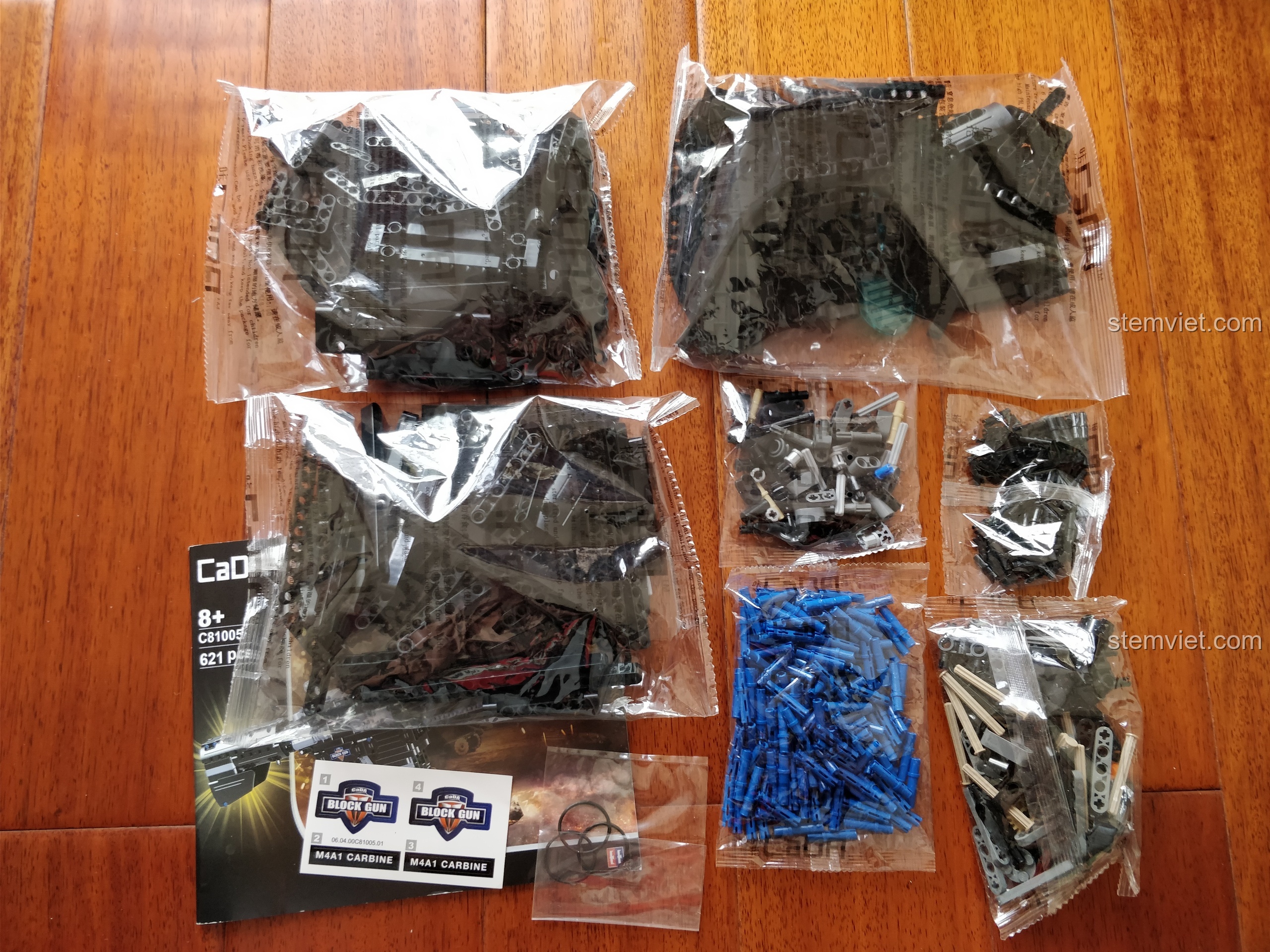 Toàn bộ các túi chi tiết, sách hướng dẫn và decal của bộ lắp ráp Súng M4A1 Carbine C81005 được lấy ra từ hộp.