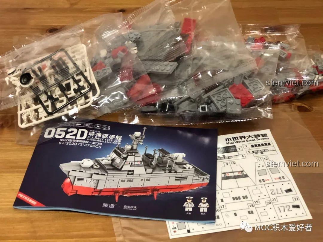 Bên trong hộp bộ lắp ráp tàu khu trục 052D mini gồm các túi chi tiết, sách hướng dẫn và sticker.