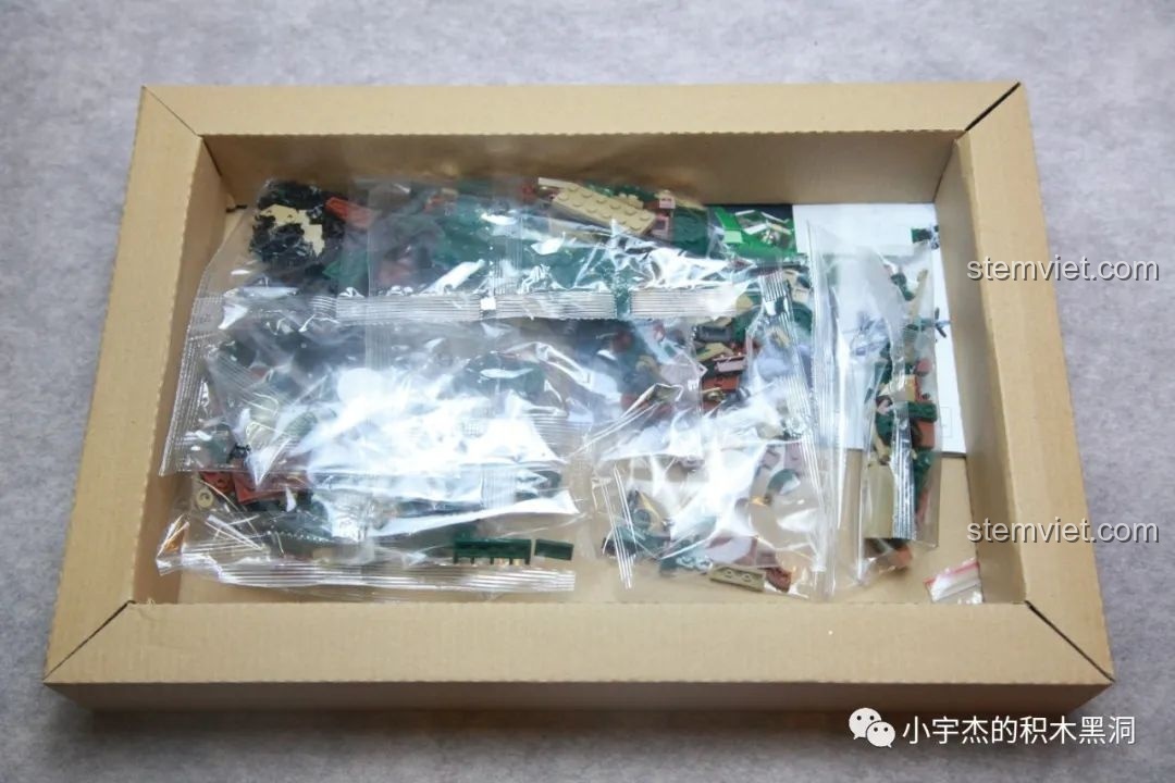 Bên trong hộp bộ lắp ráp Xe tăng Kiểu 97 Chi-Ha Sluban với các túi chi tiết được sắp xếp gọn gàng.