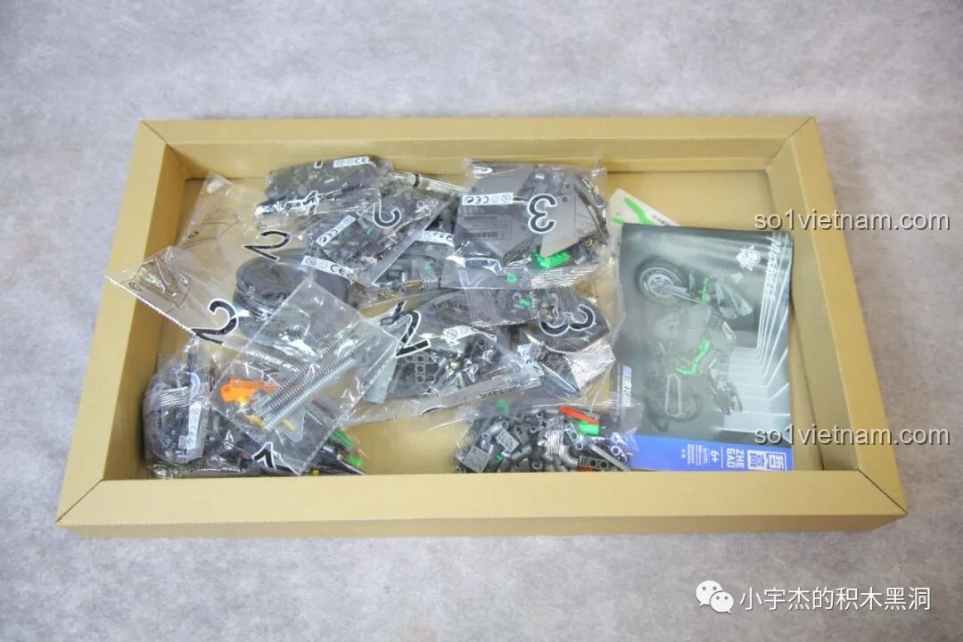 Bên trong hộp đồ chơi ZHEGAO 5183 Siêu mô tô Kawasaki Ninja H2R, các túi chi tiết và sách hướng dẫn được sắp xếp gọn gàng.