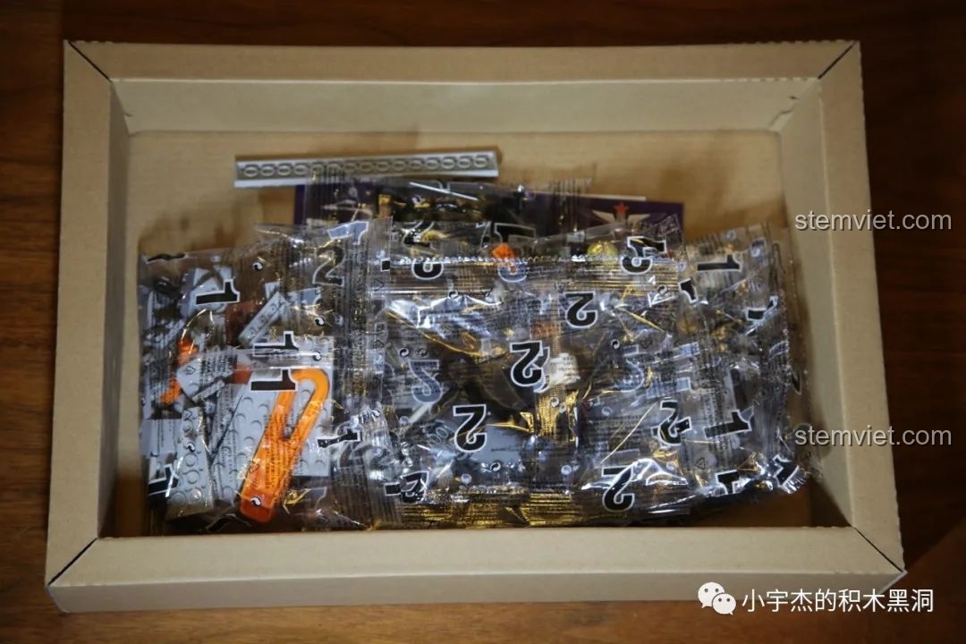 Bên trong hộp bộ xếp hình J-15 Cá Mập Bay cho bé từ 6 tuổi, các túi chi tiết được niêm phong cẩn thận.