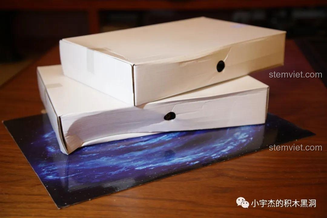 Mở hộp bộ xếp hình Mô hình phim tiên hiệp LE-J923, bao gồm hai hộp nhỏ và một tấm bìa nền in hình.