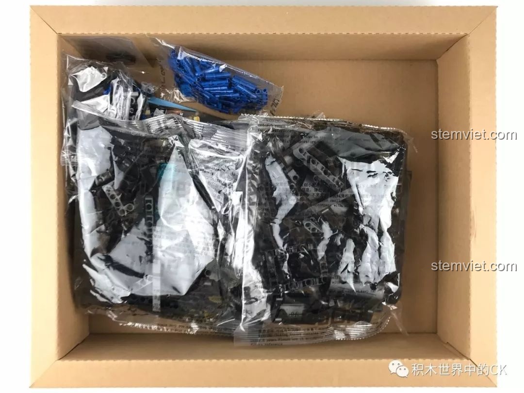 Bên trong hộp đồ chơi lắp ráp CaDA 81006 là các túi chi tiết được đóng gói cẩn thận.