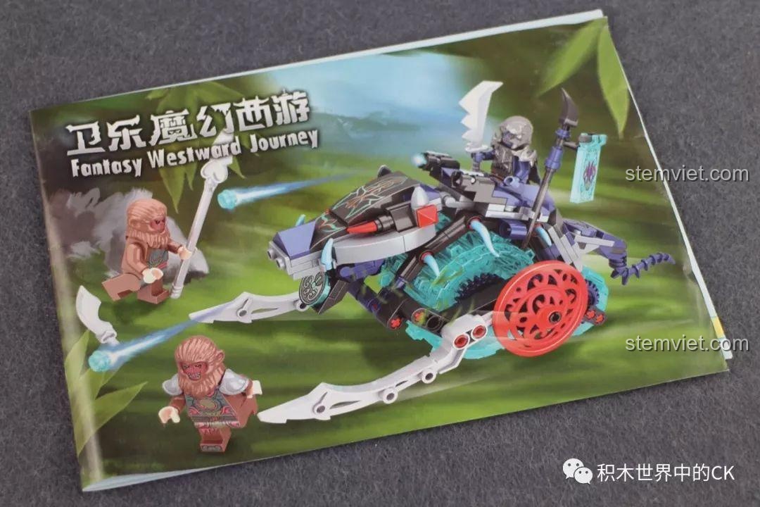 Bên trong hộp đồ chơi lắp ghép Cỗ xe lợn rừng của Ma Vương, bao gồm các túi nhựa chứa mảnh ghép và sách hướng dẫn lắp ráp.