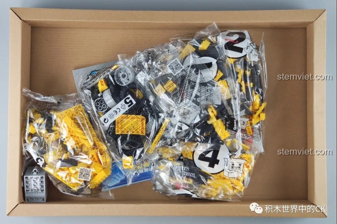 Mở hộp bộ xếp hình Xe địa dã chiến cho trẻ 6 tuổi, các túi mảnh ghép được sắp xếp gọn gàng.