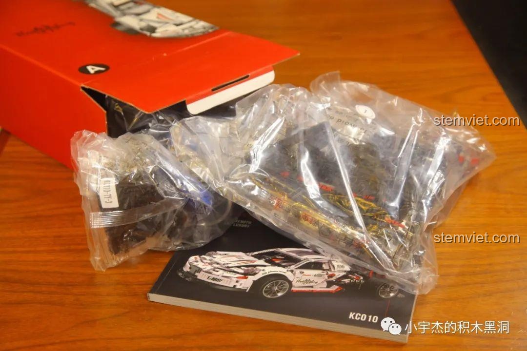 Mở hộp BrickCool KC010 để lộ các túi chi tiết được niêm phong và sách hướng dẫn lắp ráp chi tiết.