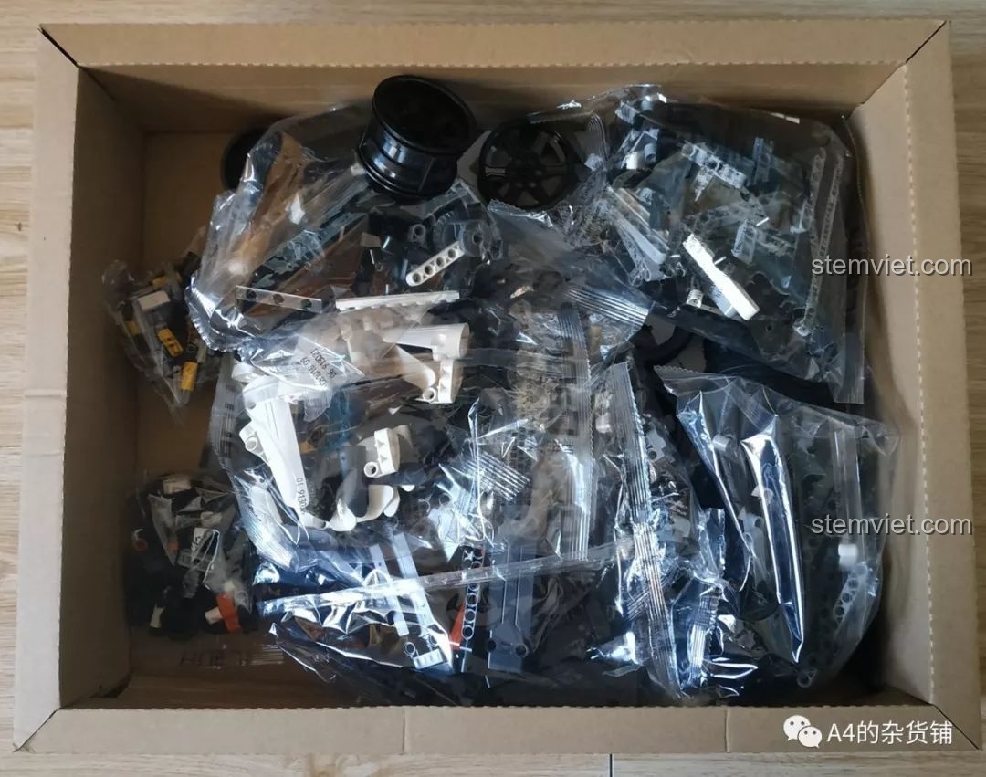 Bên trong hộp CaDA C61016 là rất nhiều túi chi tiết nhựa chưa được phân loại, một thử thách lớn.