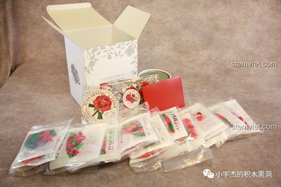 Mở hộp quà SEMBO 601268 để lộ các túi gạch, sách hướng dẫn và phụ kiện đi kèm cho bộ lắp ráp hoa hồng.
