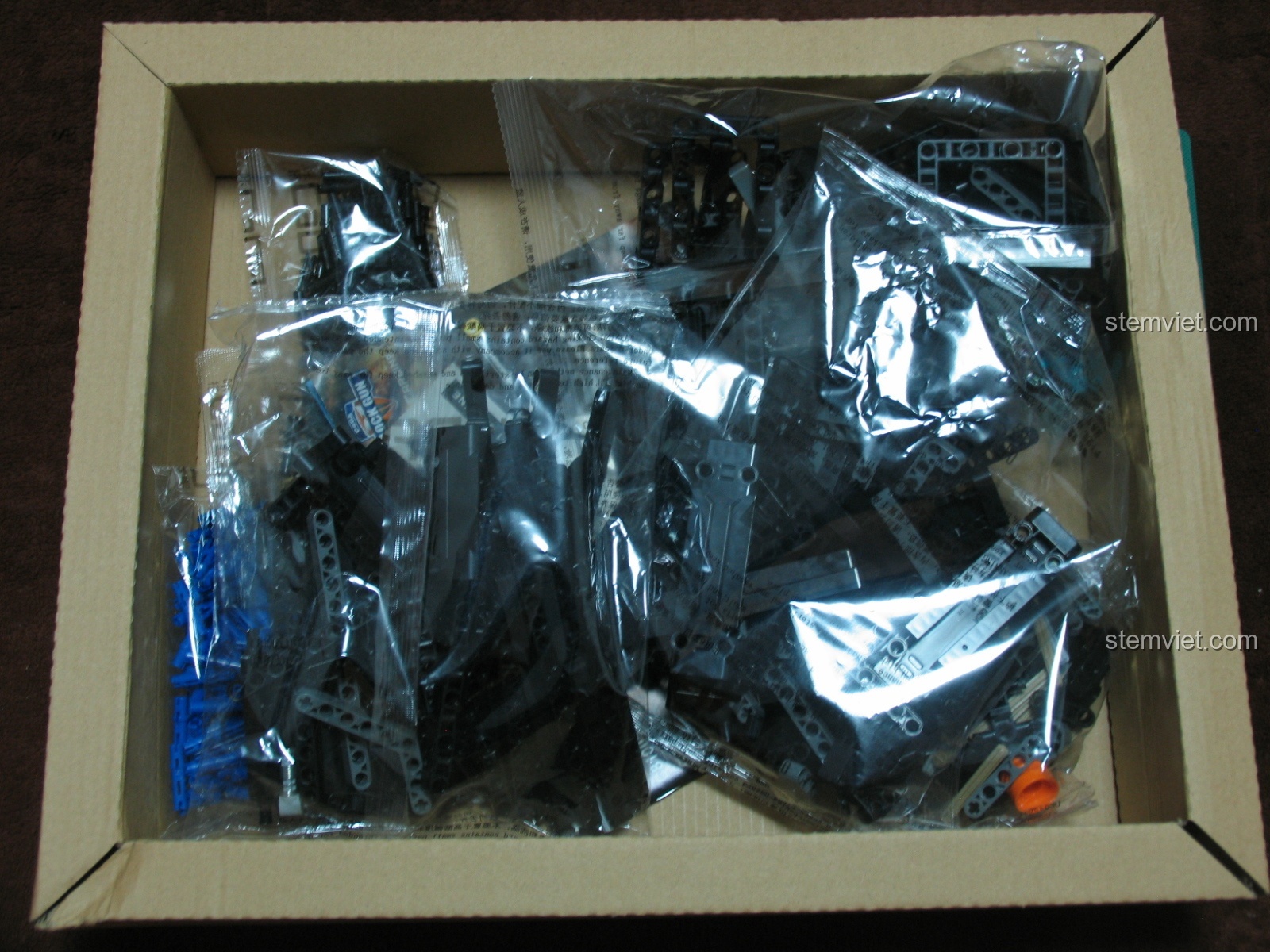 Mở hộp đồ chơi lắp ghép Mô hình Súng M4A1 C81005, các chi tiết được đựng trong hộp carton phụ.