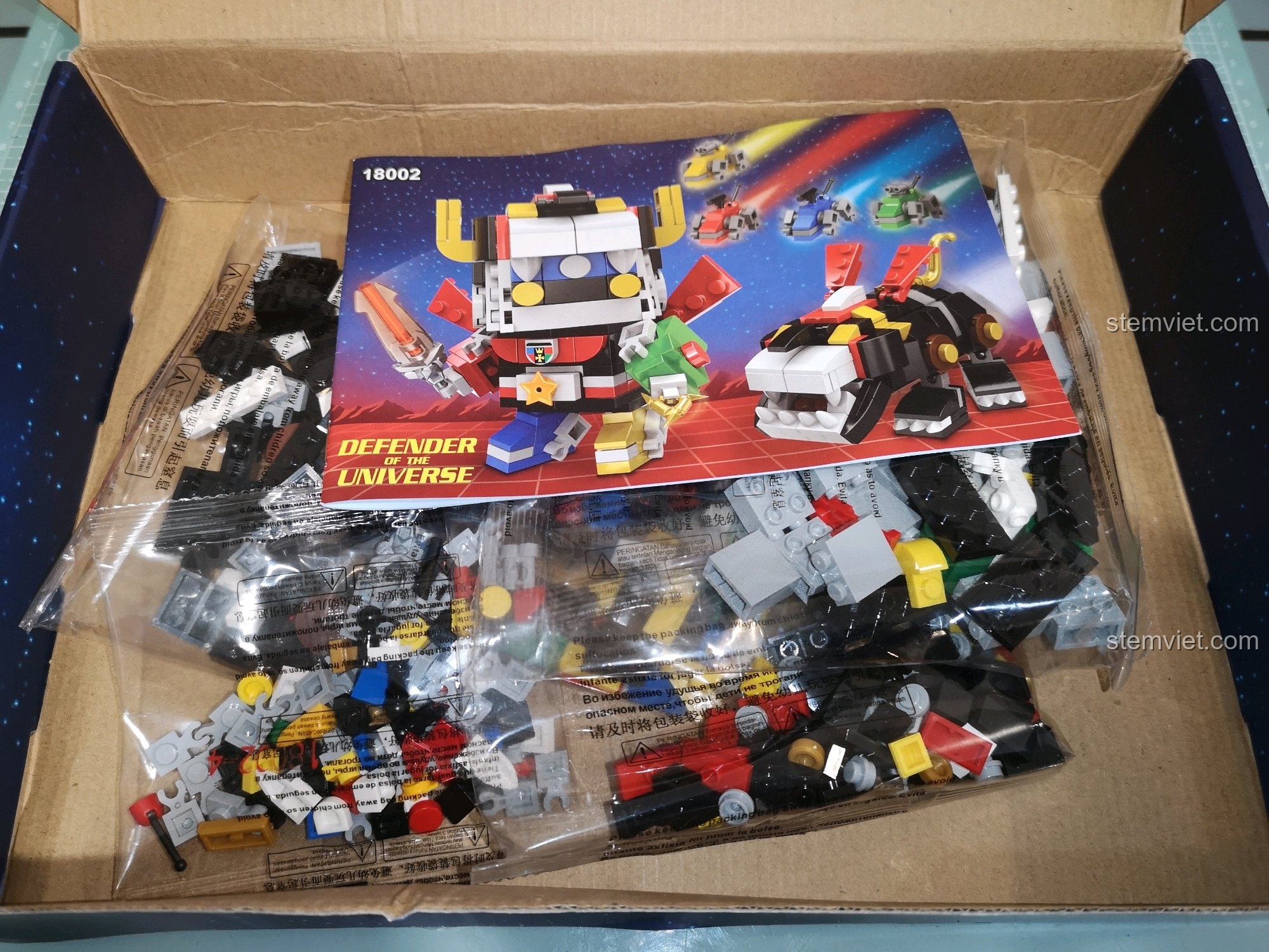 Bên trong hộp đồ chơi lắp ráp Robot hợp thể từ 5 sư tử 18002 gồm các túi mảnh ghép và sách hướng dẫn.