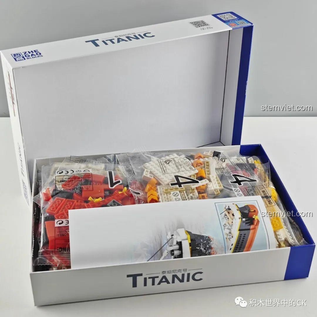 Bên trong hộp bộ lắp ráp Tàu Titanic Zhe Gao 01010 với các túi chi tiết và sách hướng dẫn được sắp xếp gọn gàng.