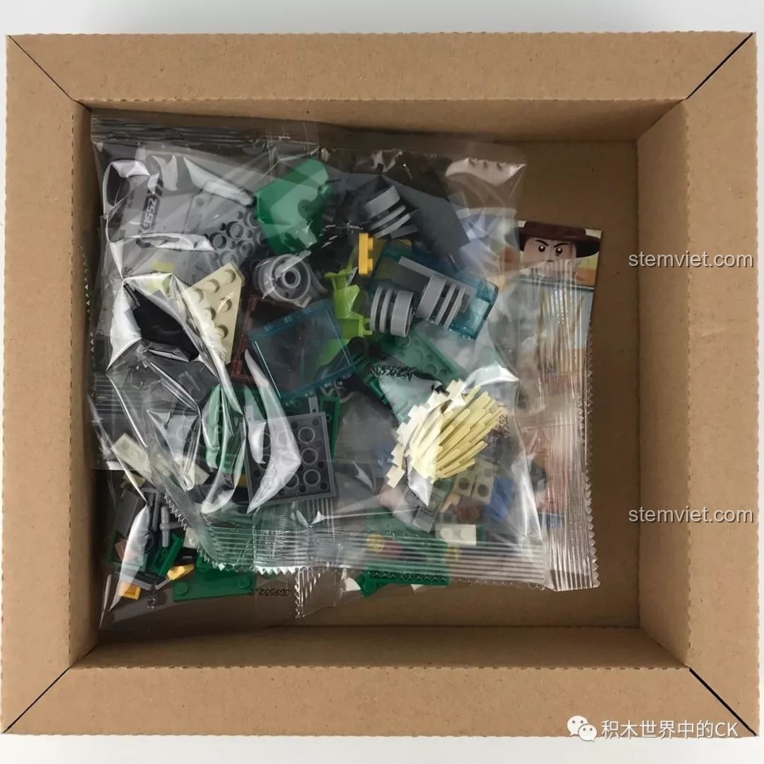 Bên trong hộp đồ chơi SEMBO SD9552 là các túi mảnh ghép được đóng gói cẩn thận, chuẩn bị cho quá trình lắp ráp.