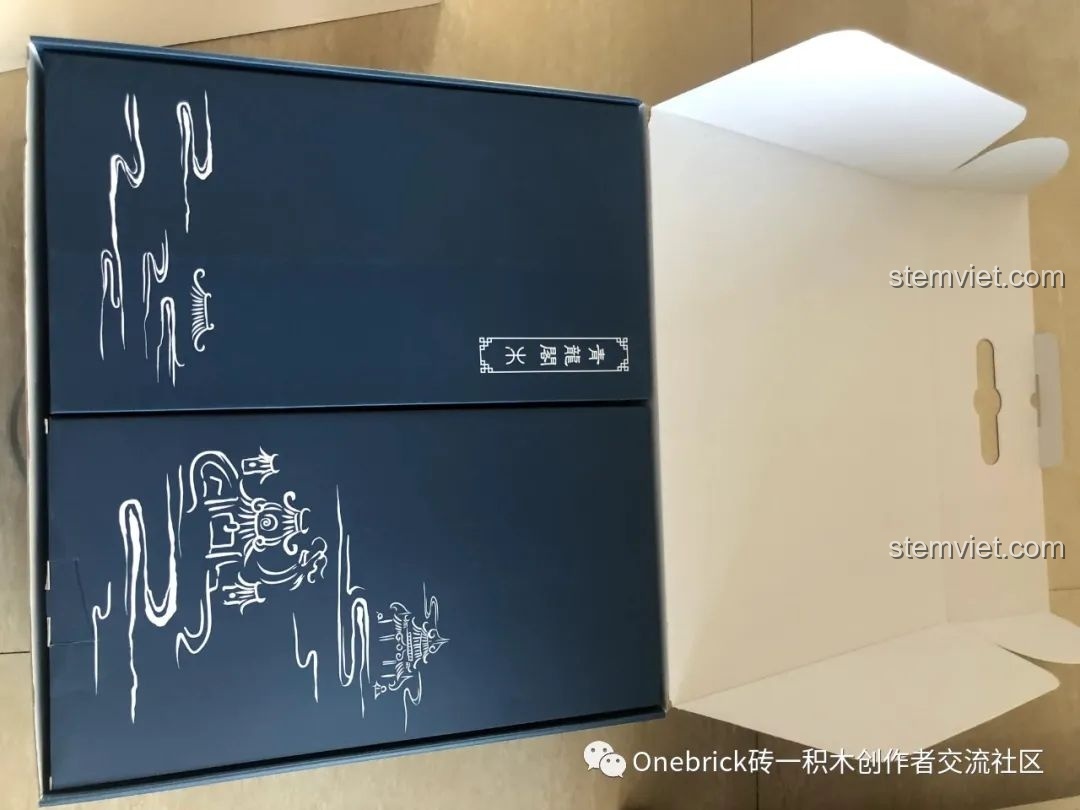 Mở hộp đồ chơi Sluban M38B0936 Thanh Long Các, lộ ra các hộp nhỏ bên trong được sắp xếp gọn gàng.