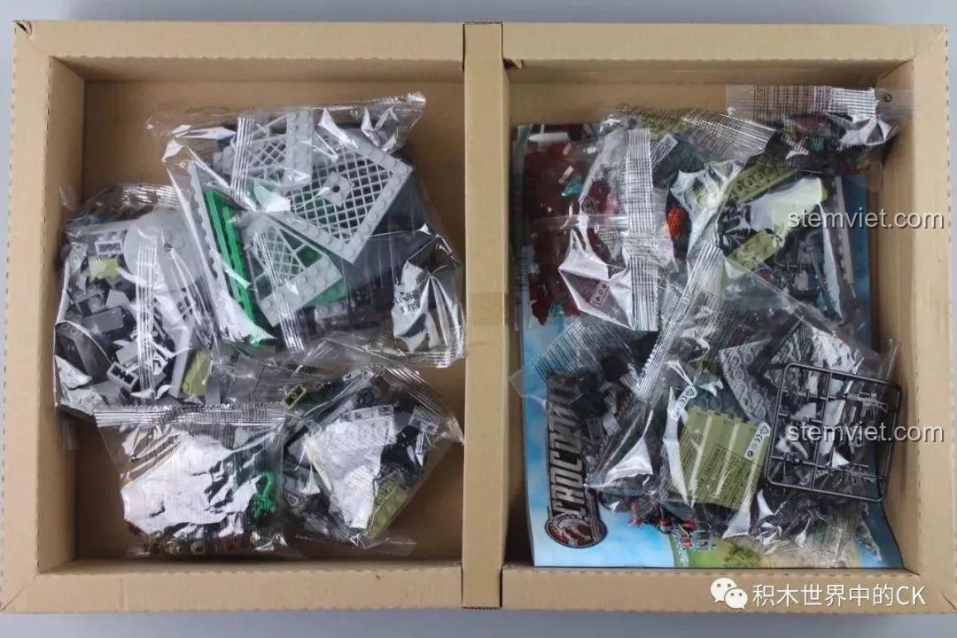 Bên trong hộp đồ chơi lắp ráp Căn cứ quân sự cá sấu 5063 với các túi mảnh ghép và sách hướng dẫn.