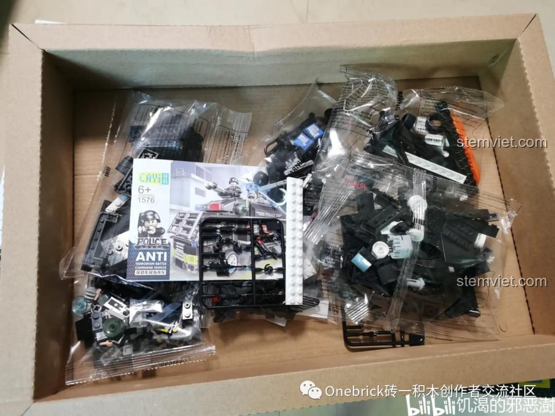 Bên trong hộp đồ chơi xây dựng Xe bọc thép cảnh sát CAYI 1576 gồm nhiều túi chi tiết, sách hướng dẫn và sticker.