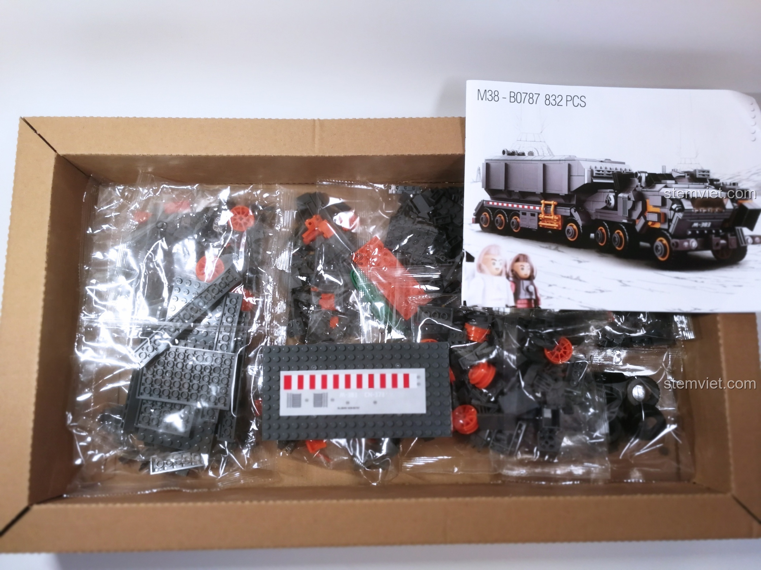 Bên trong hộp đồ chơi xây dựng Phương Tiện Sinh Tồn Lưu Động Địa Cầu M38B0787 gồm các túi chi tiết và sách hướng dẫn.