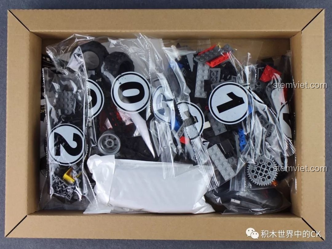 Bên trong hộp đồ chơi lắp ghép Xe Batmobile 13020 với các túi chi tiết được phân loại. Nhận xét Mould King 13020 Xe Dơi.