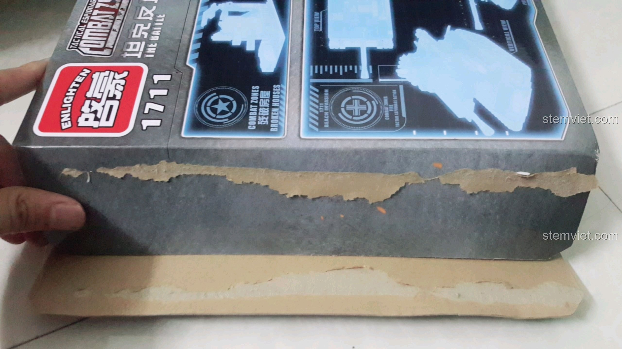 Quá trình mở hộp đồ chơi lắp ráp Enlighten 1711 Xe Tăng Phản Công Chiến Trường, hé lộ bên trong.