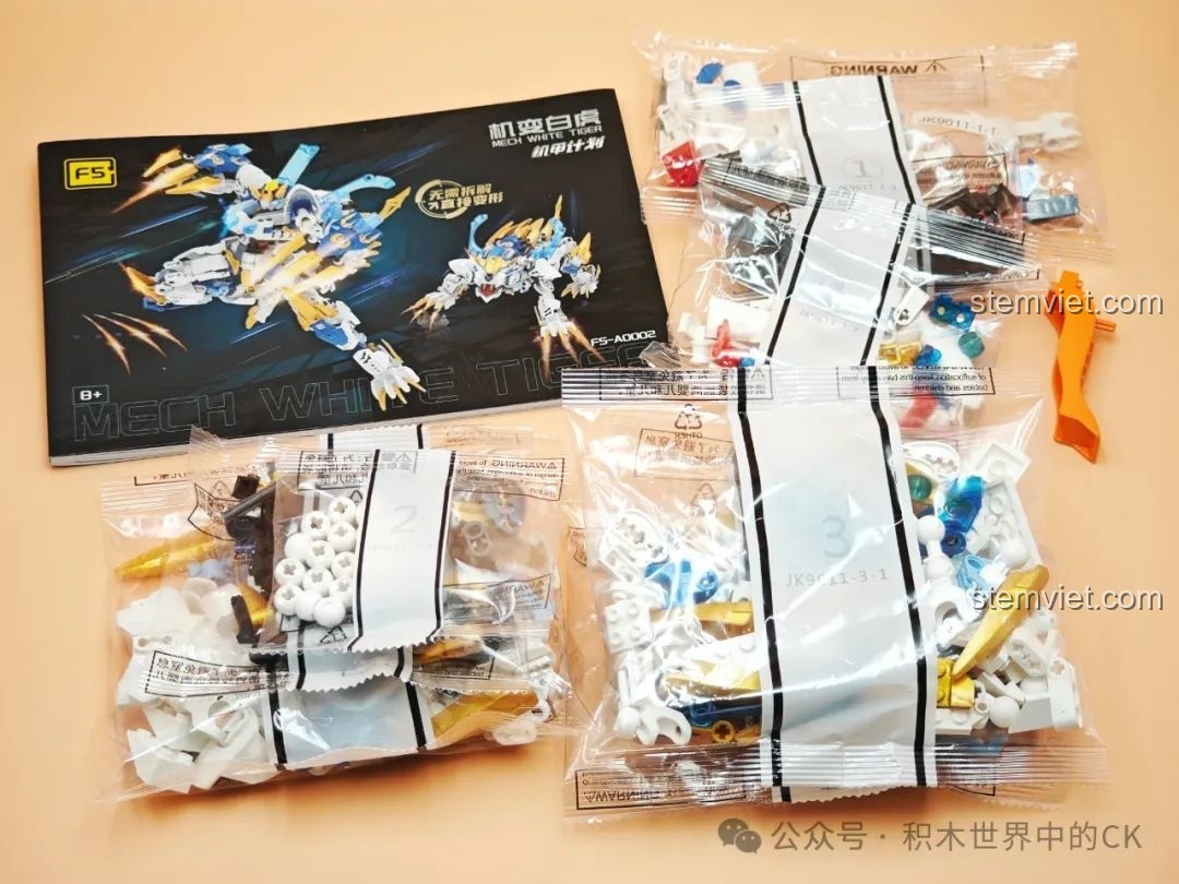 Bên trong hộp bộ lắp ráp F5-A0002 Mecha Bạch Hổ, gồm các túi chi tiết và sách hướng dẫn.