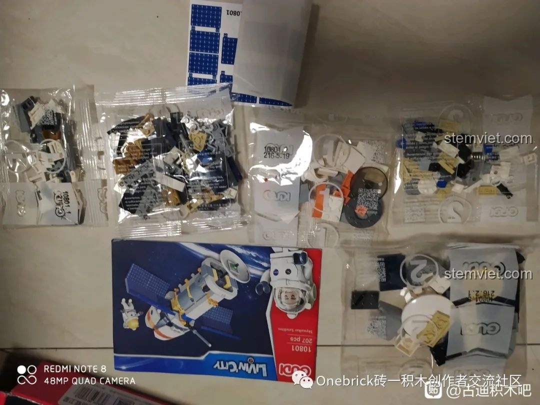 Toàn bộ chi tiết bên trong hộp GUDI 10801, bao gồm các túi mảnh ghép, sách hướng dẫn và sticker.