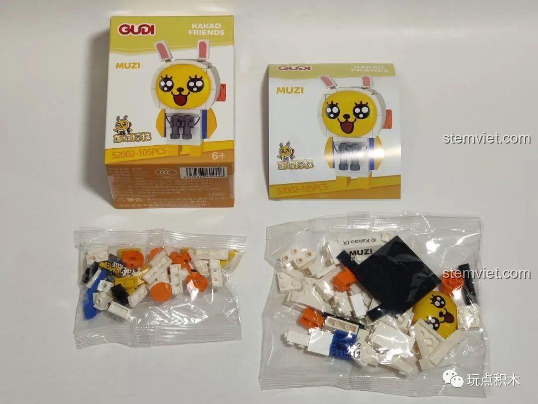 Mở hộp bộ lắp ghép GUDI 52002 Muzi Kakao Friends, bao gồm sách hướng dẫn và các túi mảnh ghép.