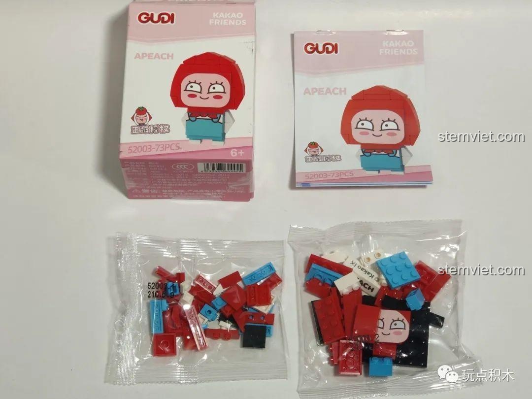 Mở hộp bộ lắp ghép GUDI 52003 Apeach Kakao Friends, gồm sách hướng dẫn và các túi mảnh ghép.