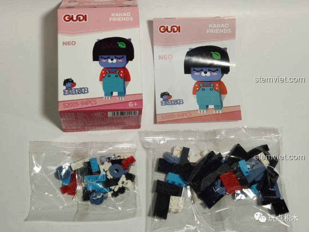Mở hộp bộ lắp ghép GUDI 52005 Neo Kakao Friends, gồm sách hướng dẫn và các túi mảnh ghép.