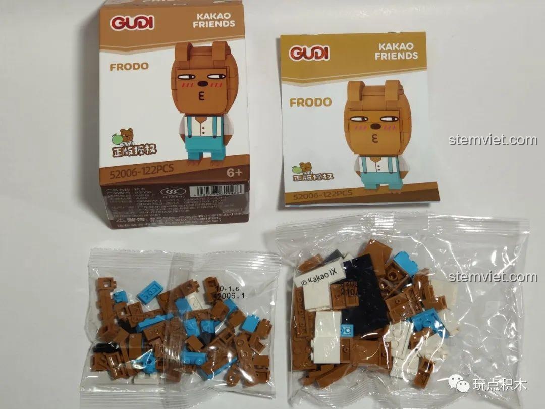Mở hộp bộ lắp ghép GUDI 52006 Frodo Kakao Friends, gồm sách hướng dẫn và các túi mảnh ghép.