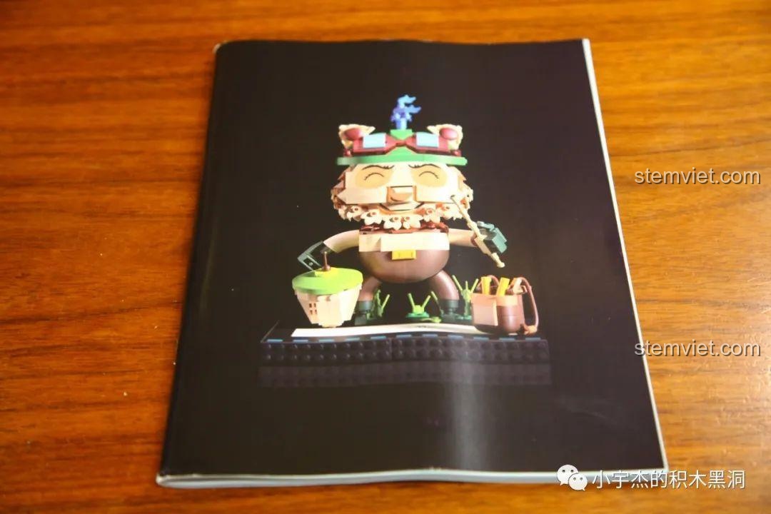 Mở hộp bộ lắp ráp K Box 10302 Teemo, bên trong có sách hướng dẫn lắp ráp.