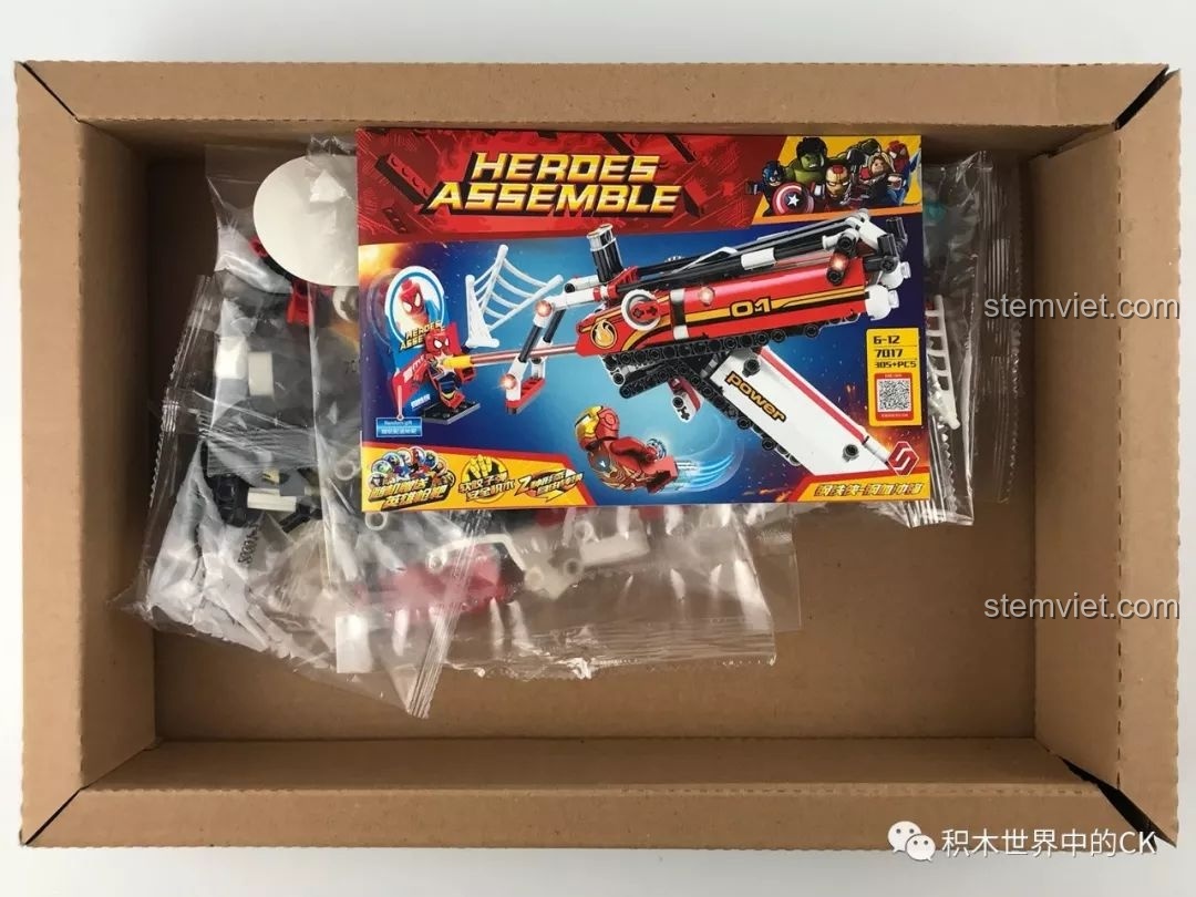 Mở hộp bộ lắp ghép Súng Iron Man cho trẻ em 6+, các túi chi tiết và sách hướng dẫn bên trong.